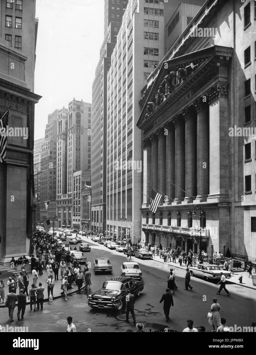 New York Stock Exchange (rechts) am Eingang Breite Straße. New York City, 1966... Stockfoto