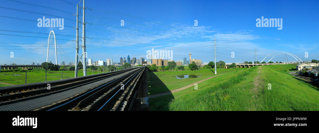 Panorama der Innenstadt von Dallas, Jagd-Hill-Brücke (L), Eisenbahnbrücke (C) und McDermott Brücke (R) von der Trinity River Greenbelt Park. Stockfoto