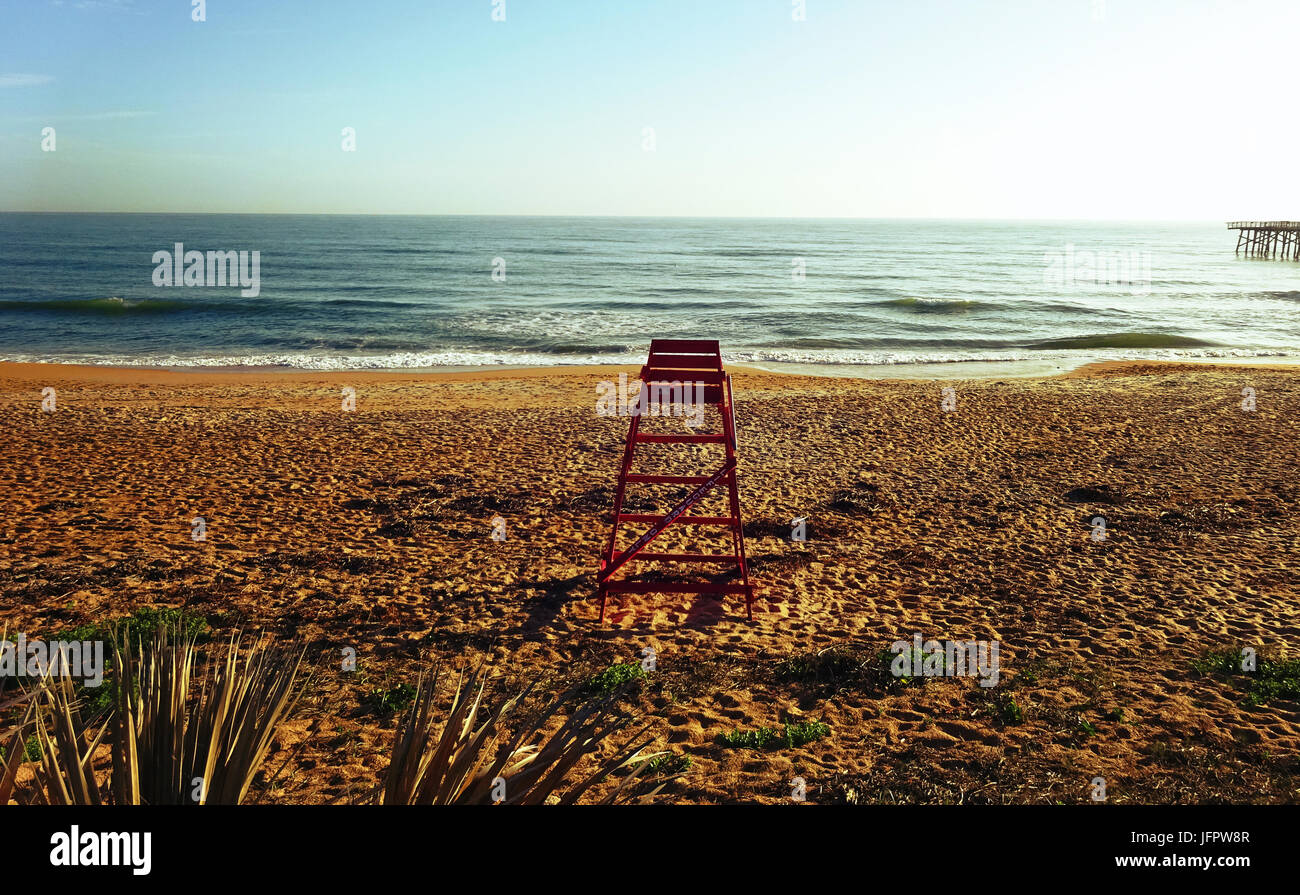 Stuhl aus Holz Rettungsschwimmer am Strand Stockfoto