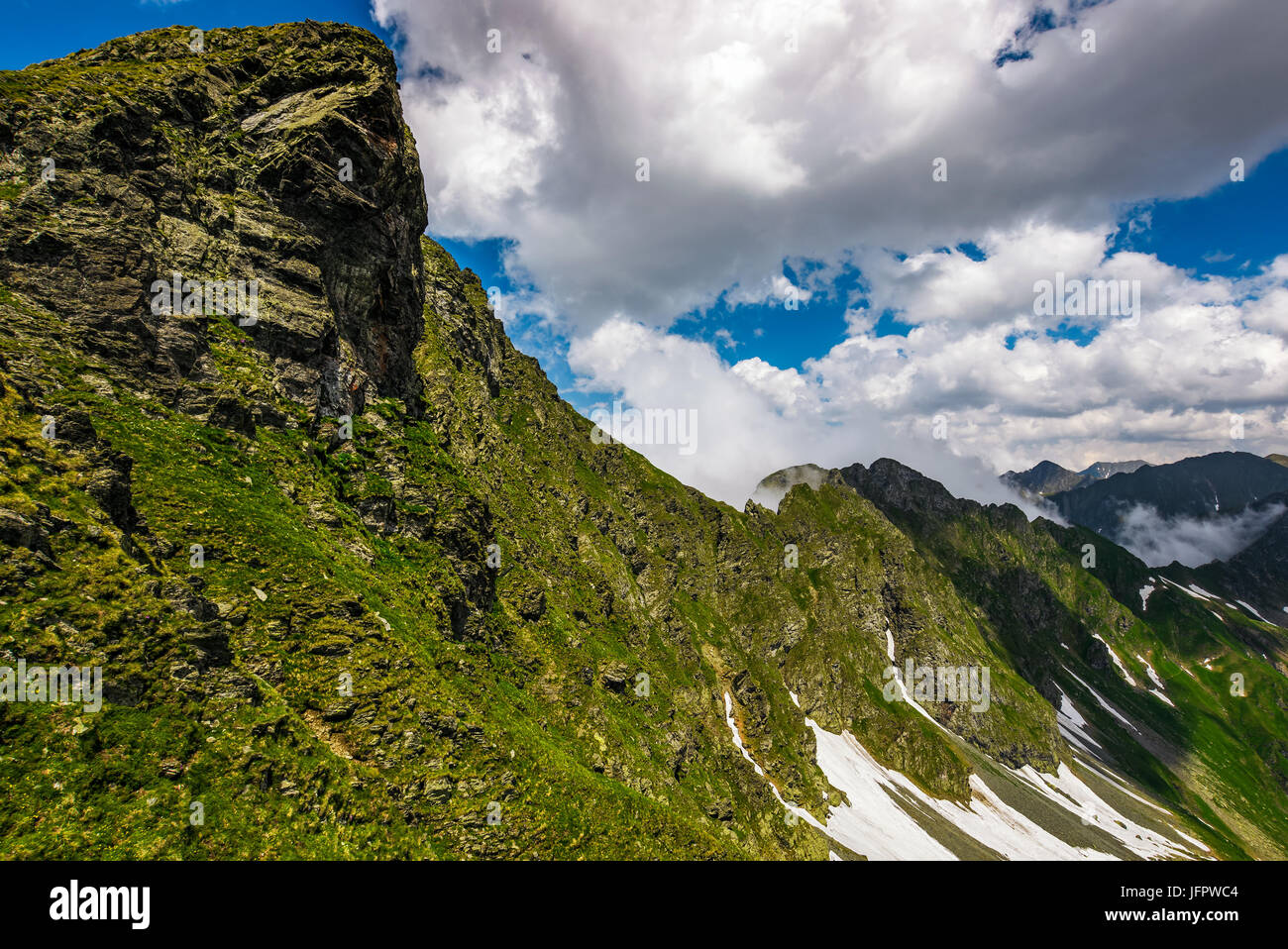Rand der steilen Hang auf felsigen Hügel in nebligen Wetter. dramatische Landschaft in Bergen Stockfoto