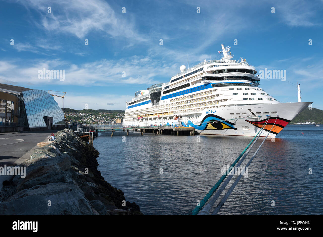 AIDAsol am Cruise Pier 68 in Trondheim, Norwegen. AIDA Cruises ist eine der zehn Marken im Besitz von Carnival Corp Stockfoto