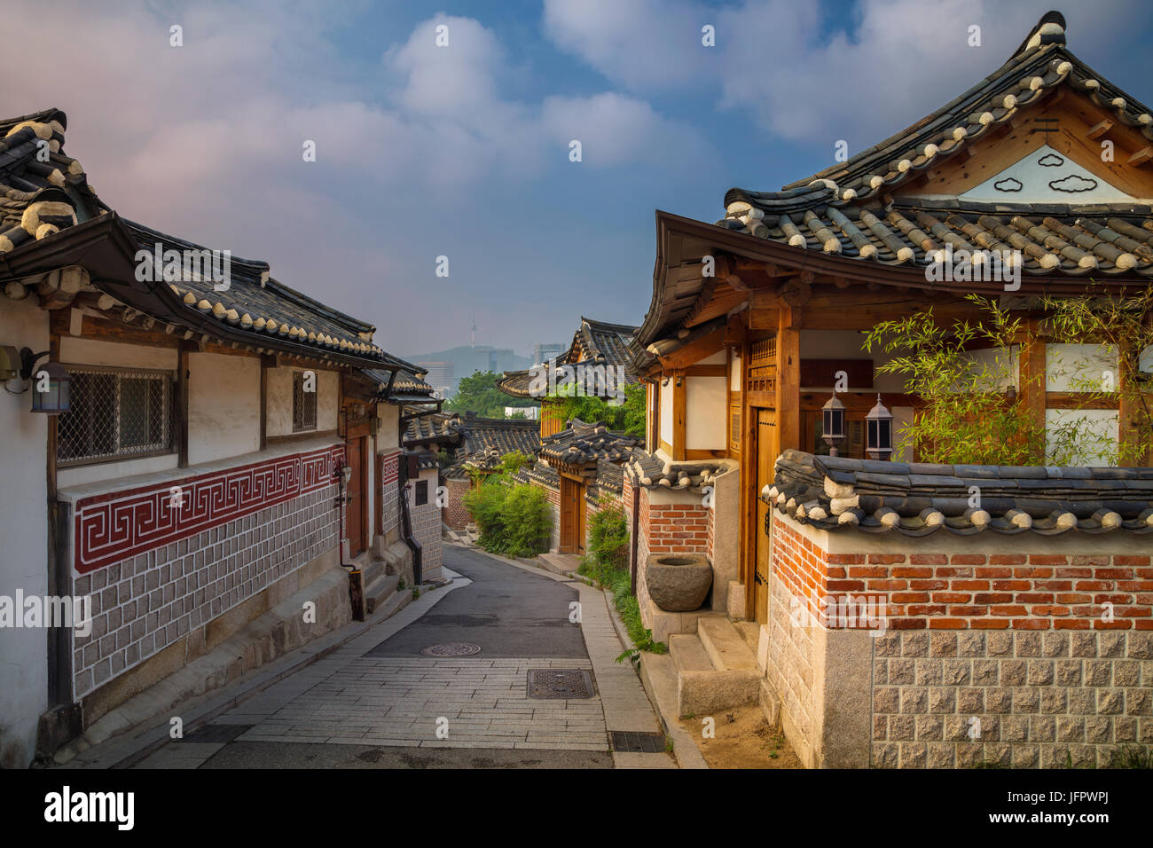 Seoul. Traditionelle koreanische Architektur Bukchon Hanok Village in Seoul, Südkorea. Stockfoto