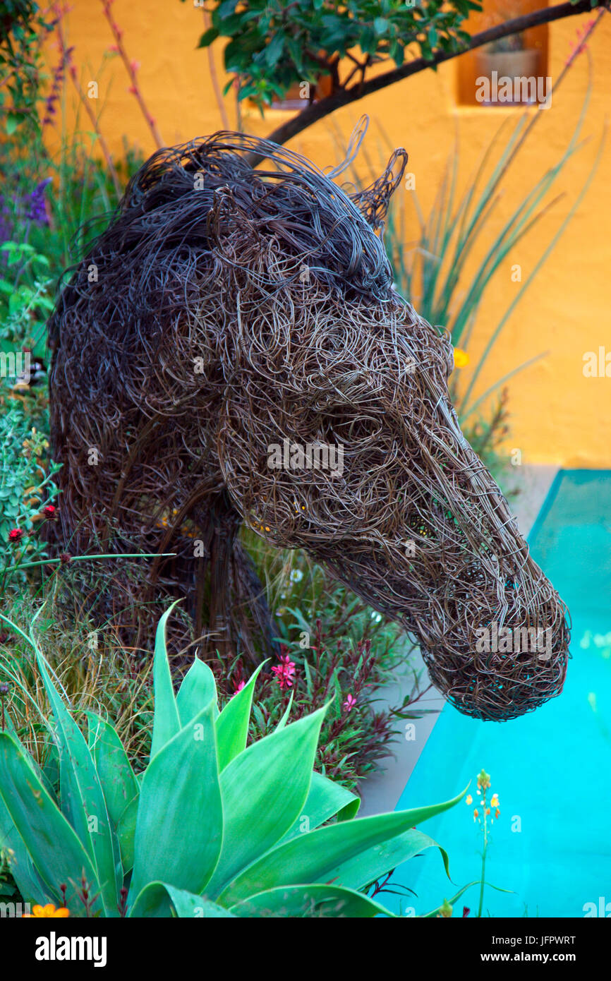 Pferdekopf Draht Skulptur von Rupert Till, RHS Chelsea Flower Show, 2017 Stockfoto