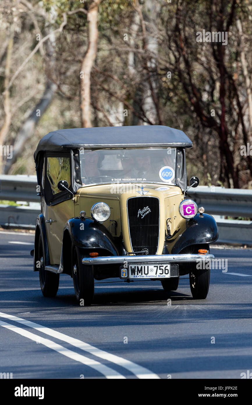 Jahrgang 1937 Austin 7 Tourer fahren auf der Landstraße in der Nähe der Stadt Birdwood, South Australia. Stockfoto