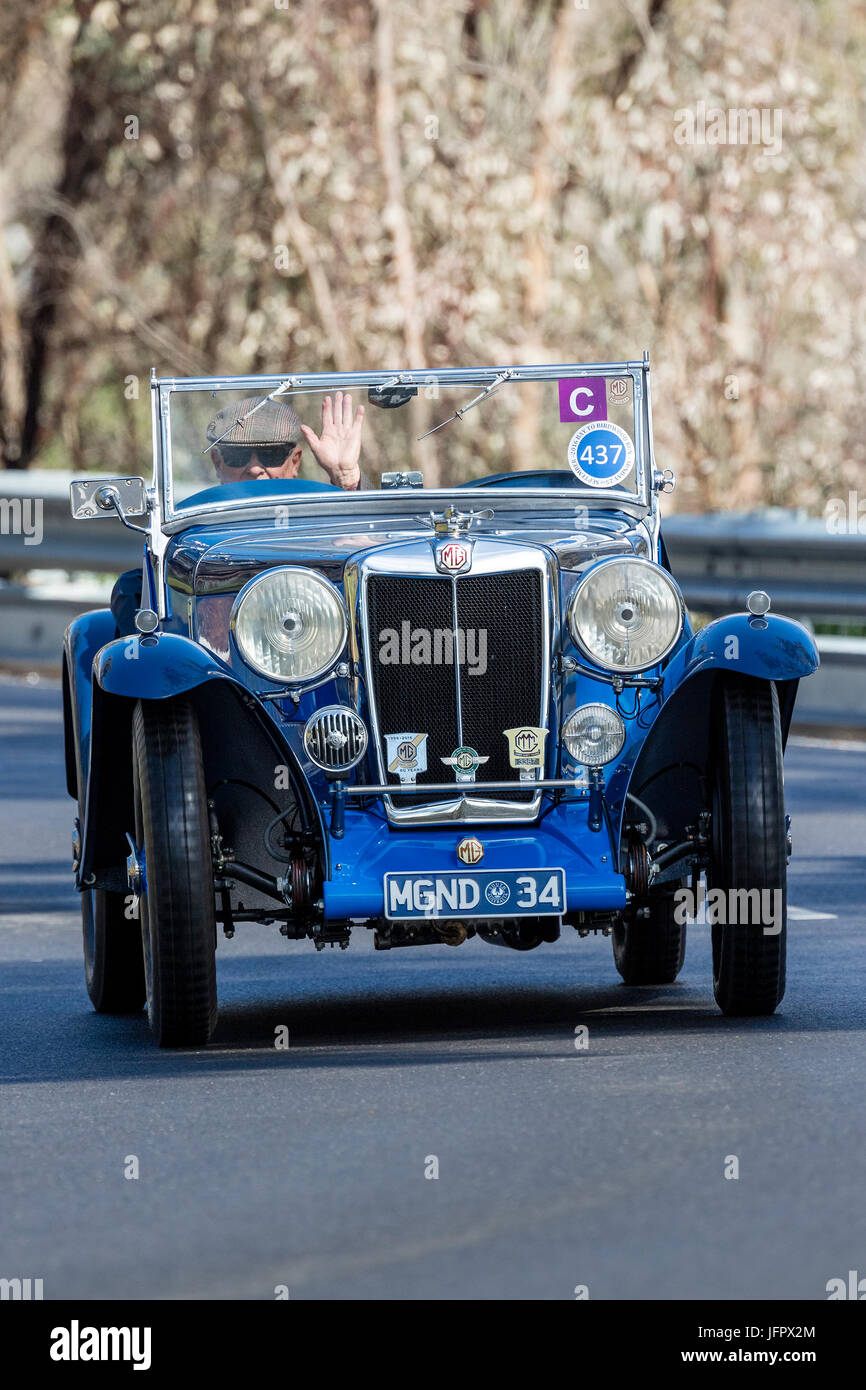 Jahrgang 1934 MG ND Roadster fahren auf der Landstraße in der Nähe der Stadt Birdwood, South Australia. Stockfoto