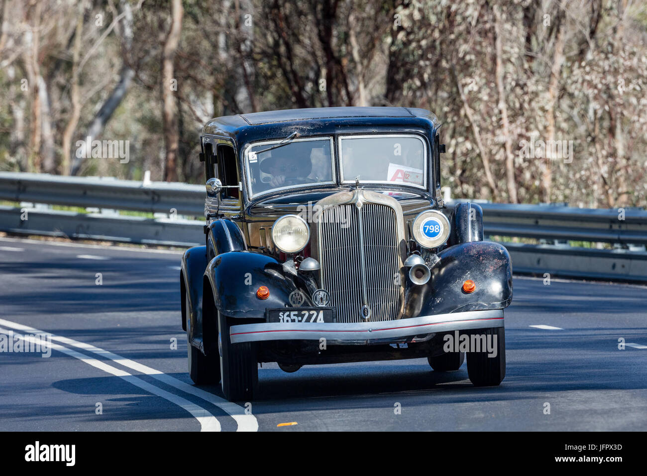 Jahrgang 1933 Chrysler CT Limousine fahren auf der Landstraße in der Nähe der Stadt Birdwood, South Australia. Stockfoto