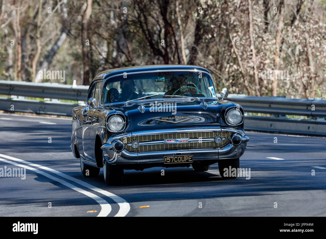 Jahrgang 1957 Chevrolet Bel Air Coupe fahren auf der Landstraße in der Nähe der Stadt Birdwood, South Australia. Stockfoto