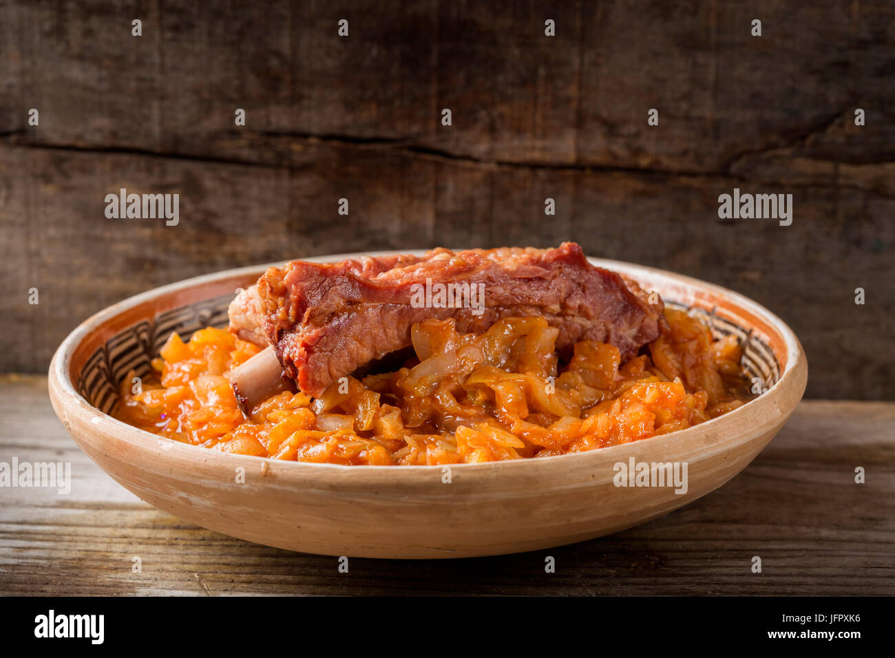 Kohl gekocht mit geräuchertem Schweinefleisch Rippen serviert in rustikalen Platte mit Textfreiraum Stockfoto