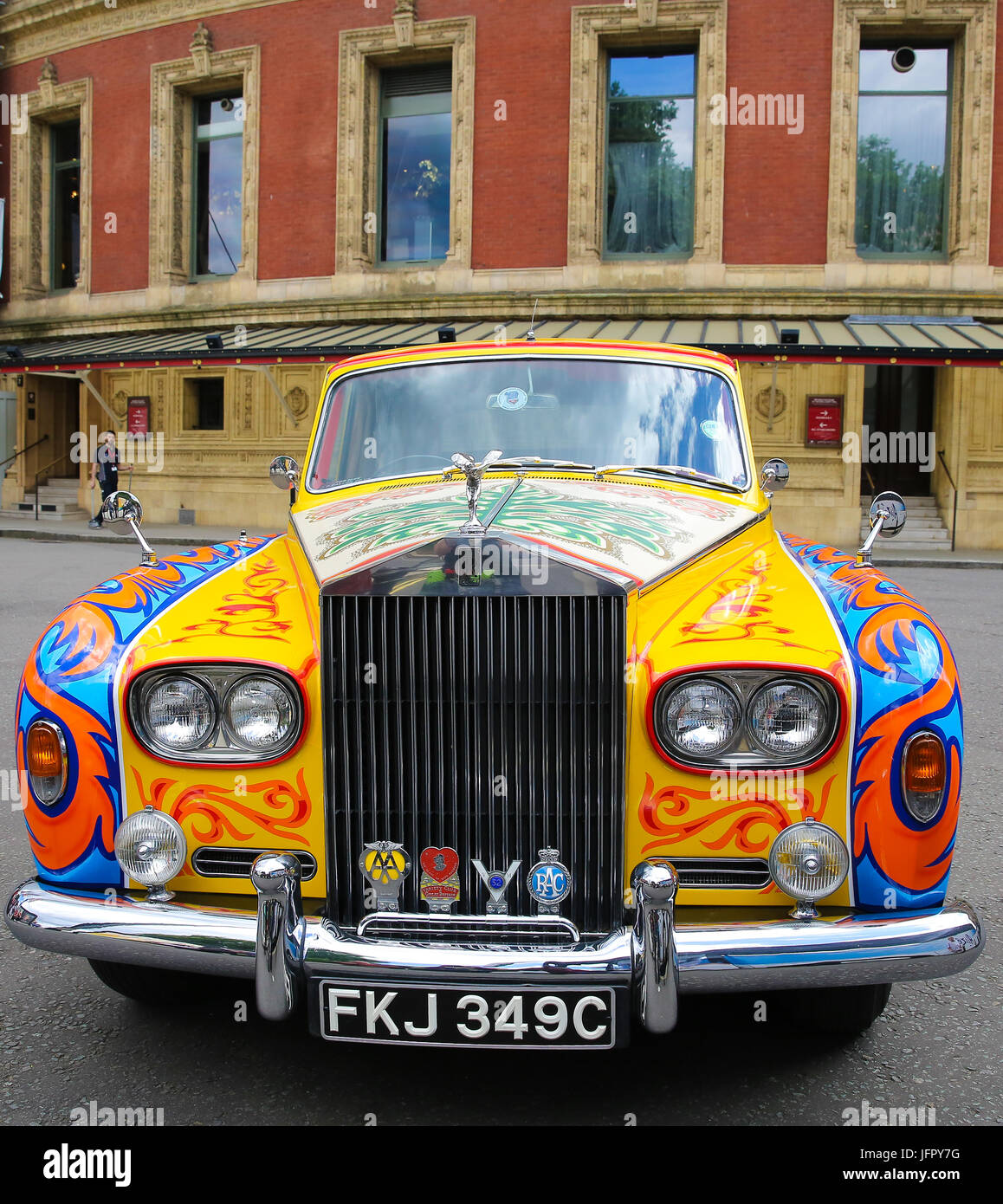 Die Bootleg Beatles an einem Fototermin mit den späten Lennons psychedelischen Rolls-Royce Phantom Auto teilnehmen. Der Fototermin markiert den 50. Jahrestag von das Beatles' iconic Album Sgt Pepper Lonely Hearts Club Band am 1. Juni 1967. Die Tribute-Band kennzeichnen auch die Gelegenheit durch die Durchführung neben dem Liverpool Philharmonic Orchestra bei ausverkauften Show in der Londoner Royal Albert Hall.  Mitwirkende: Wo sehen: London, Vereinigtes Königreich bei: Kredit-1. Juni 2017: Dinendra Haria/WENN.com Stockfoto