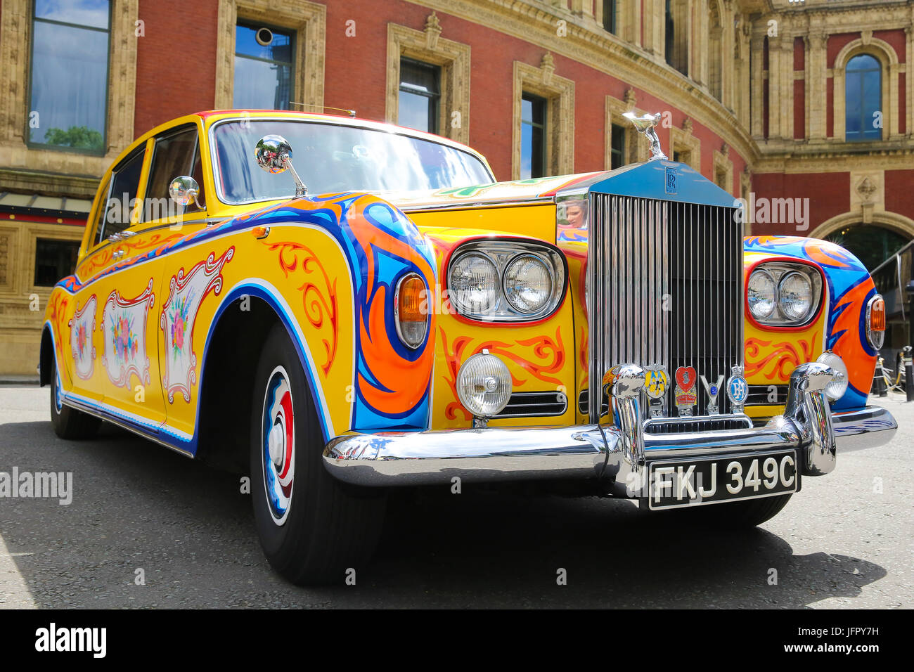 Die Bootleg Beatles an einem Fototermin mit den späten Lennons psychedelischen Rolls-Royce Phantom Auto teilnehmen. Der Fototermin markiert den 50. Jahrestag von das Beatles' iconic Album Sgt Pepper Lonely Hearts Club Band am 1. Juni 1967. Die Tribute-Band kennzeichnen auch die Gelegenheit durch die Durchführung neben dem Liverpool Philharmonic Orchestra bei ausverkauften Show in der Londoner Royal Albert Hall.  Mitwirkende: Wo sehen: London, Vereinigtes Königreich bei: Kredit-1. Juni 2017: Dinendra Haria/WENN.com Stockfoto