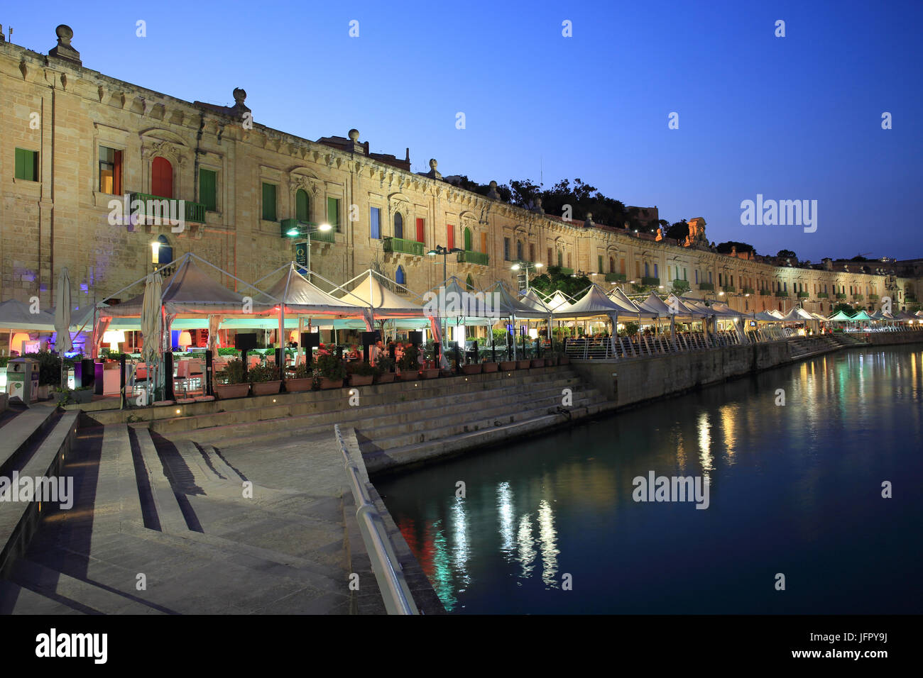 Die 19. Jahrhundert Lager auf Pinto Wharf auf Valletta Waterfront, regeneriert, bereit für die Europäische Stadt der Kultur-Status im Jahr 2018 in Malta Stockfoto