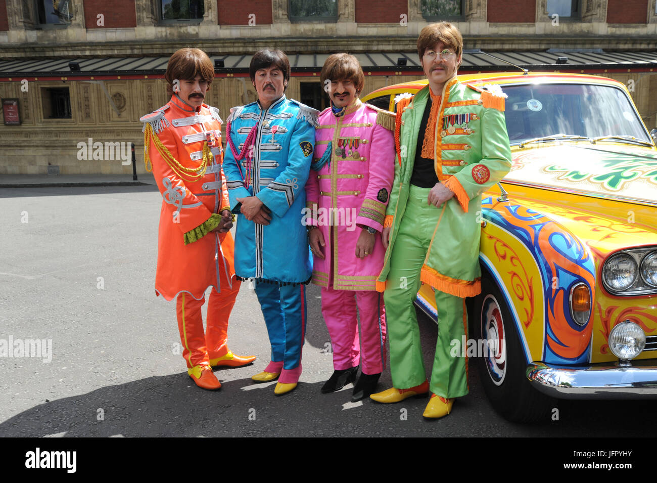 Die Bootleg Beatles an einem Fototermin mit den späten Lennons psychedelischen Rolls-Royce Phantom Auto teilnehmen. Der Fototermin markiert den 50. Jahrestag von das Beatles' iconic Album Sgt Pepper Lonely Hearts Club Band am 1. Juni 1967. Die Tribute-Band kennzeichnen auch die Gelegenheit durch die Durchführung neben dem Liverpool Philharmonic Orchestra bei ausverkauften Show in der Londoner Royal Albert Hall.  Mitwirkende: Die Bootleg Beatles wo: London, Vereinigtes Königreich als: 1. Juni 2017 Credit: WENN.com Stockfoto