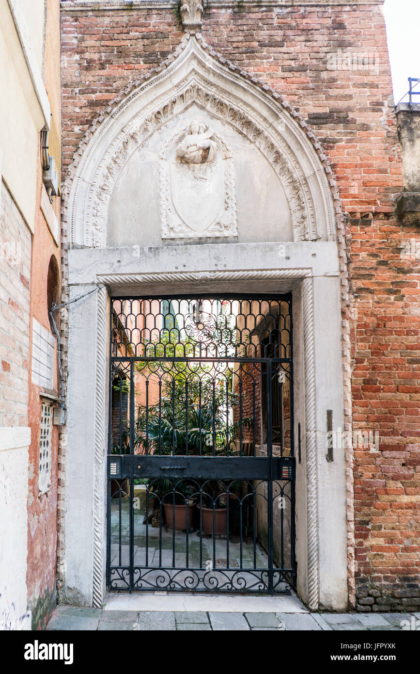 Venedig, Veneto / Italien-21. Mai 2017: Eingangstür einer Wohnung in einer Gasse im ältesten Teil der Insel von Venedig Stockfoto