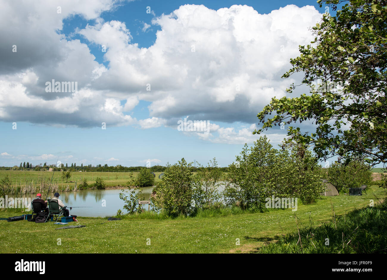 Kent, Großbritannien - 14 Mai 2017: Reifen erwachsenen Männer angeln an einem schönen See in der Nähe von Sandwich in Kent District, Vereinigtes Königreich. Stockfoto