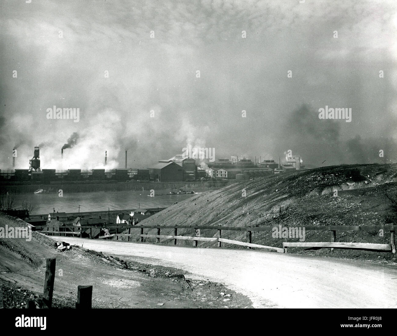 Die Verunreinigung der Luft durch den Fluss von amerikanischen Stahl und Draht Co Fabrik in Donora, Pennsylvania, März 1949 Stockfoto