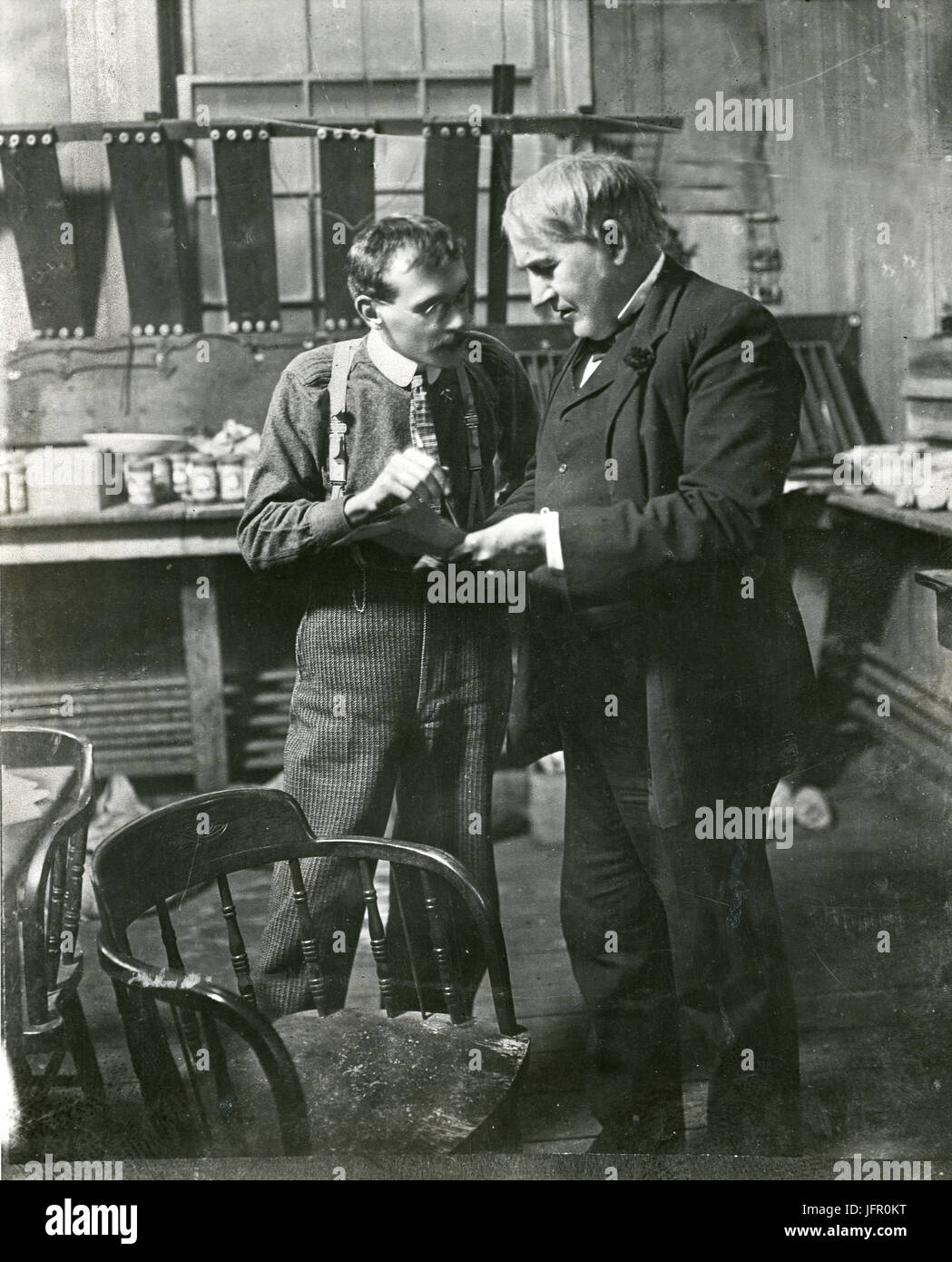 Ansicht von Thomas ein Edison und eine Assistentin in seinem New Jersey, Menlo Park, New Jersey. Stockfoto