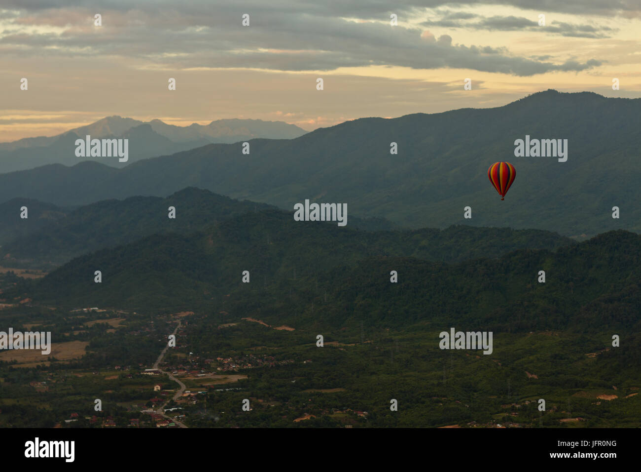 Landschaft von Vang Vieng, Laos - Heißluft-Ballon in den Himmel Stockfoto