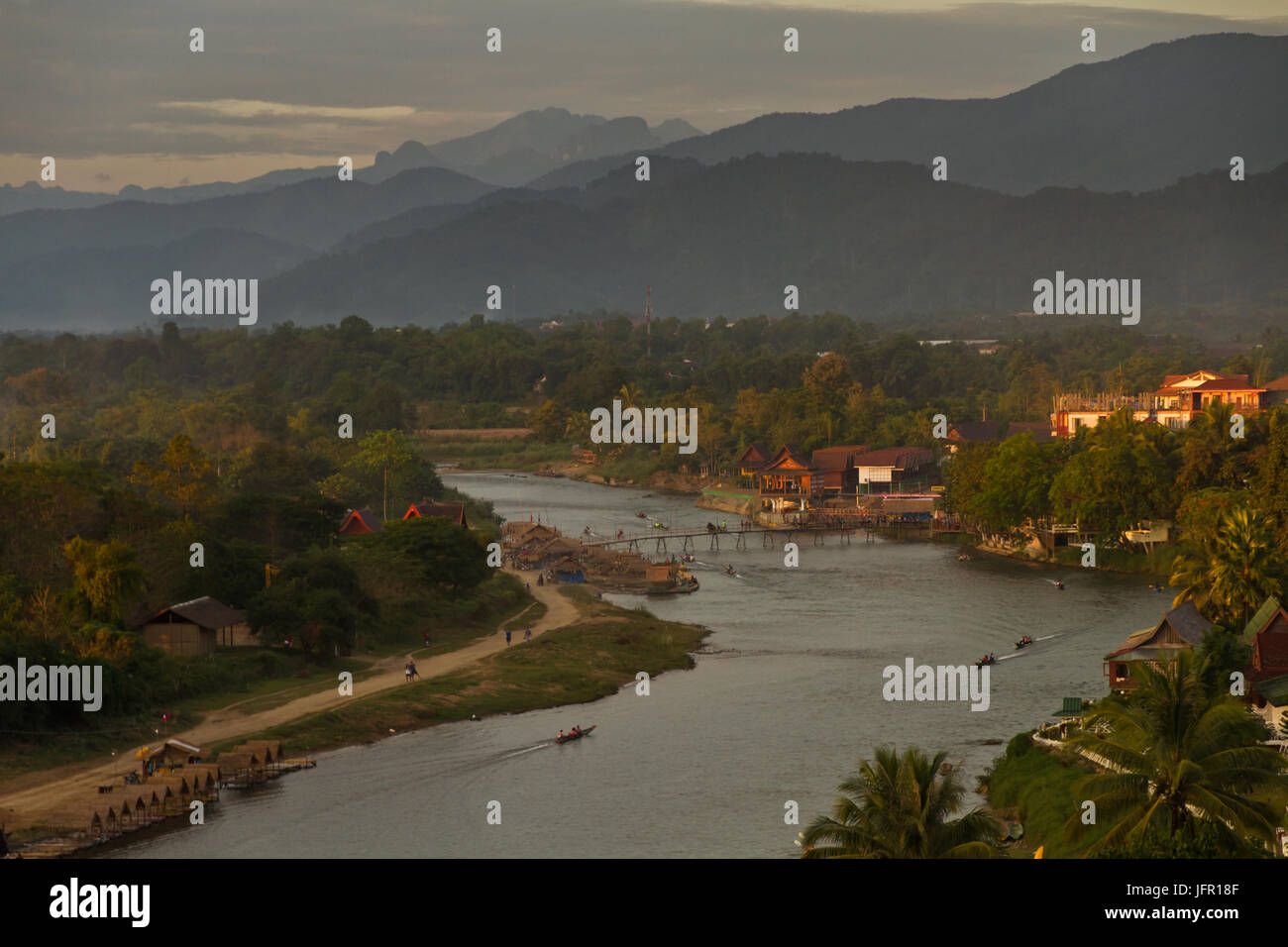 Landschaft von Vang Vieng, Laos - Heißluft-Ballon in den Himmel Stockfoto