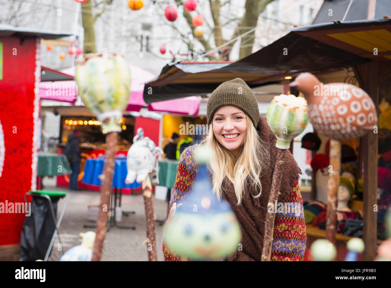 Porträt der jungen Frau auf dem weihnachtsmarkt Stockfoto