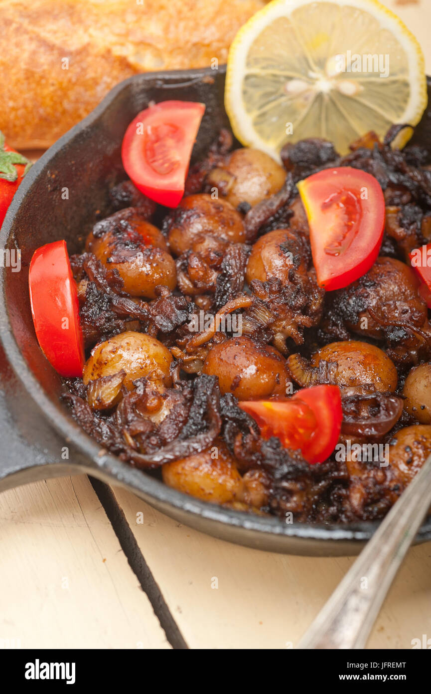 Baby Tintenfisch gebraten auf Iron skillet Stockfoto