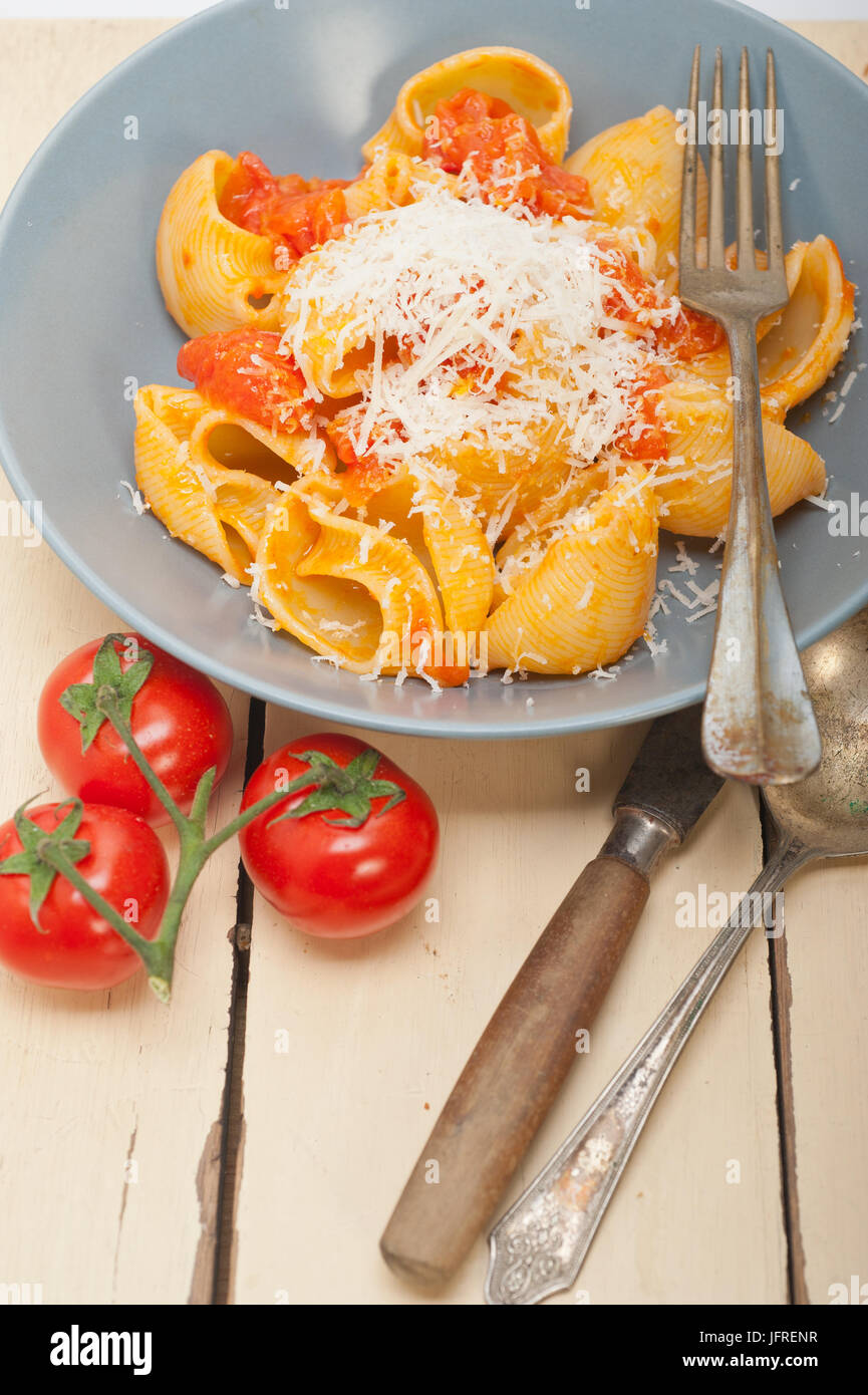 Italienische Schnecke lumaconi Nudeln mit Tomaten Stockfoto