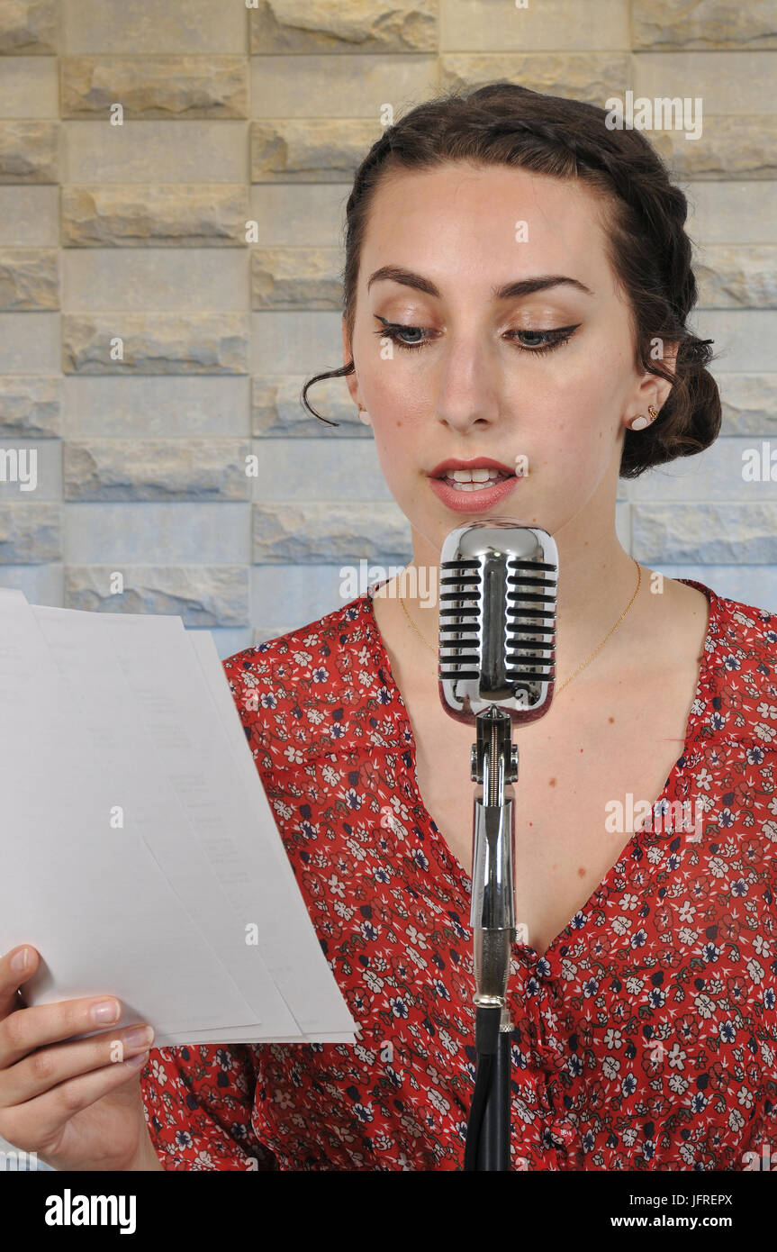 Frau Radio play Stockfoto