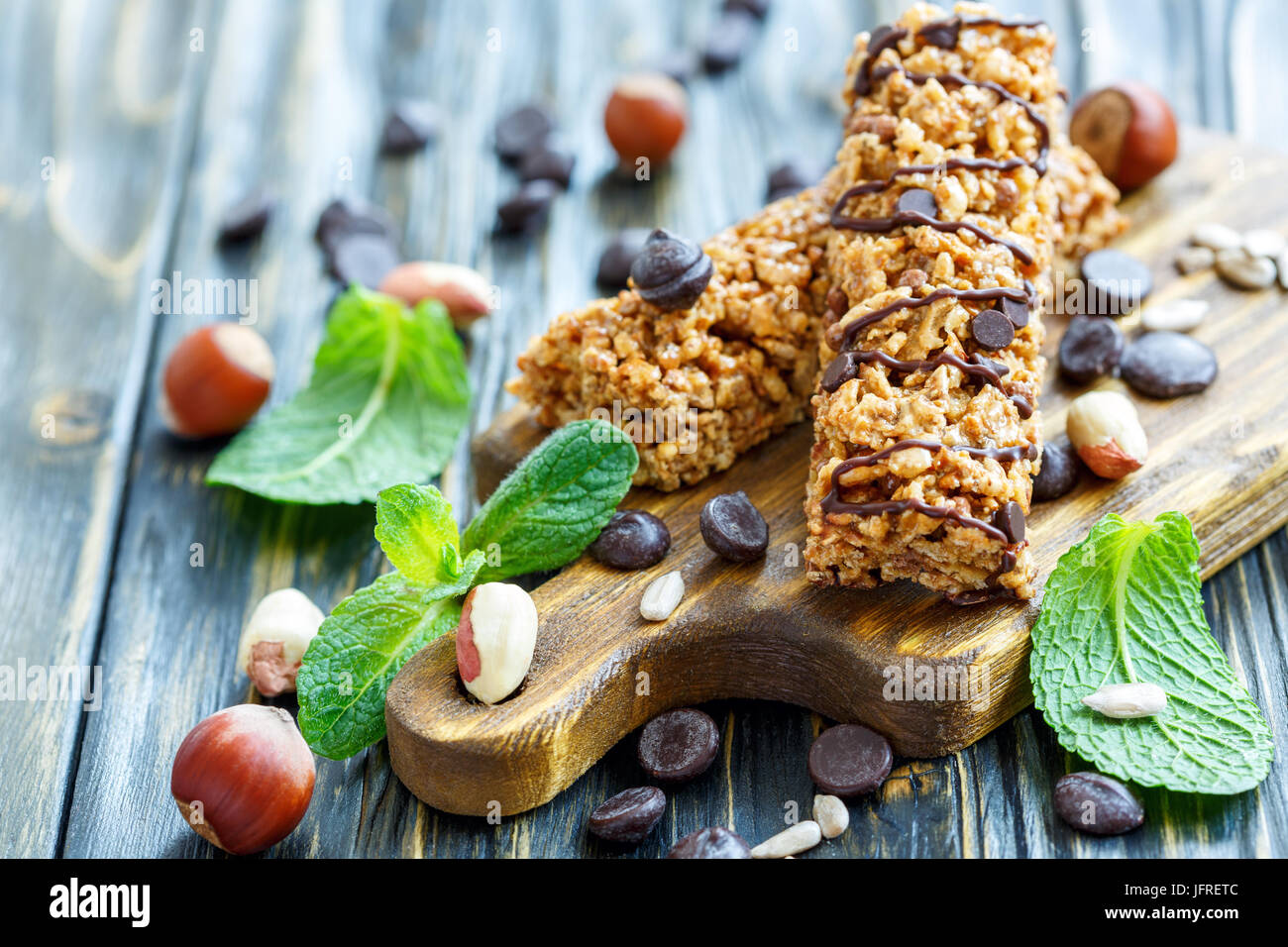 Müsliriegel mit Nüssen und Schokolade. Stockfoto