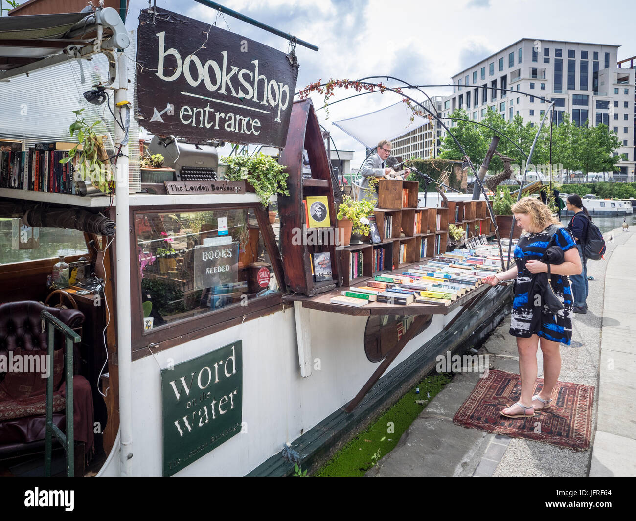 London Book Barge - die schwimmende Buchhandlung "Word on the Water" am Londoner Regent Canal Towpath in der Nähe der Kings Cross Station. Stockfoto