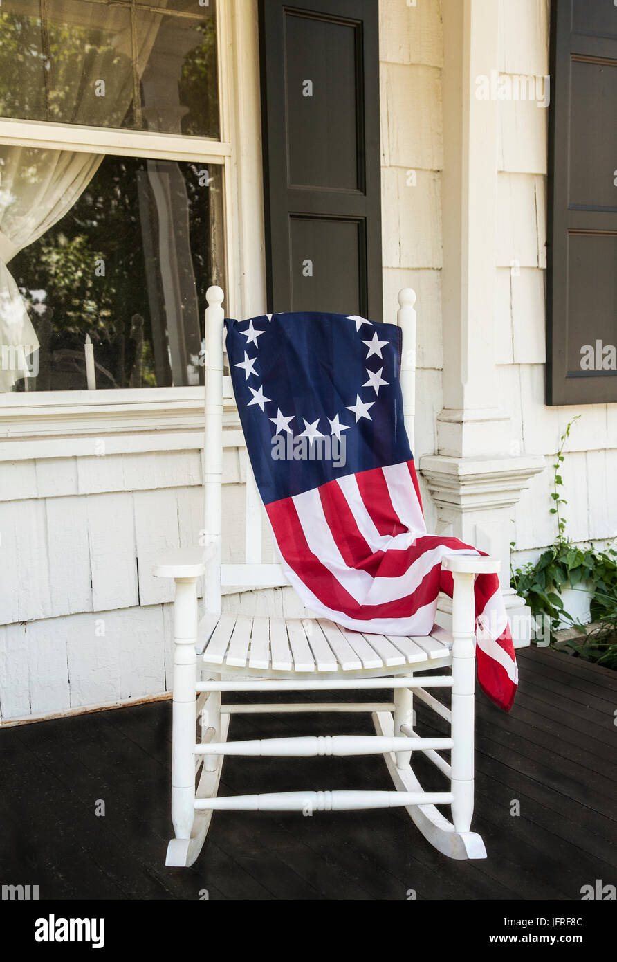 Betsy Ross flag 13 Sterne auf einem Holzschaukelstuhl, historische Bauernhausmöbel vor der Veranda in Freehhold Township, New Jersey, USA, US-Flagge 2017 Stockfoto
