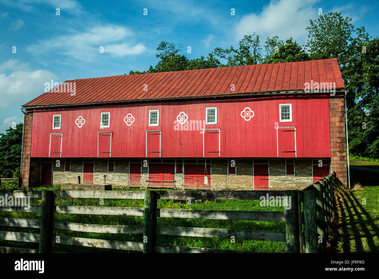 Red Barn, Berks County, Pennsylvania, USA, Pa Bilder Amish Farmszene, Amish Farmland Stockfoto