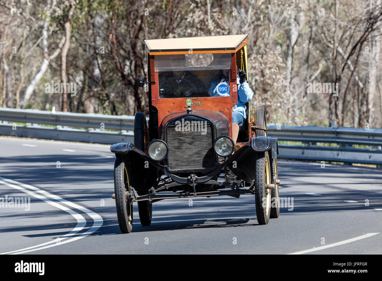 Oldtimer Ford fahren auf der Landstraße in der Nähe der Stadt Birdwood, South Australia. Stockfoto