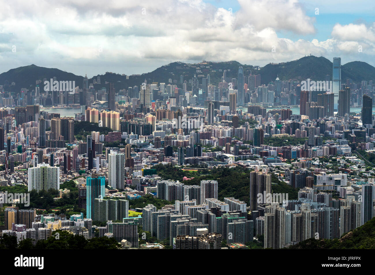 Kowloon im Vordergrund, Hong Kong Island Hintergrund Stockfoto