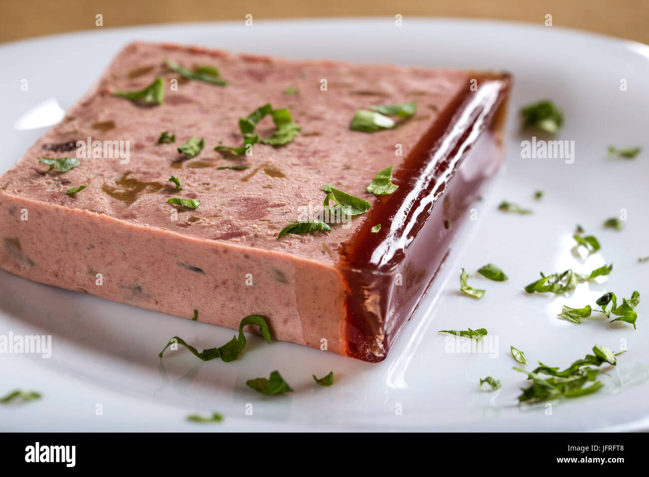 Leberpastete auf Platte aus Schwein und Reh Fleisch mit Petersilie Stockfoto