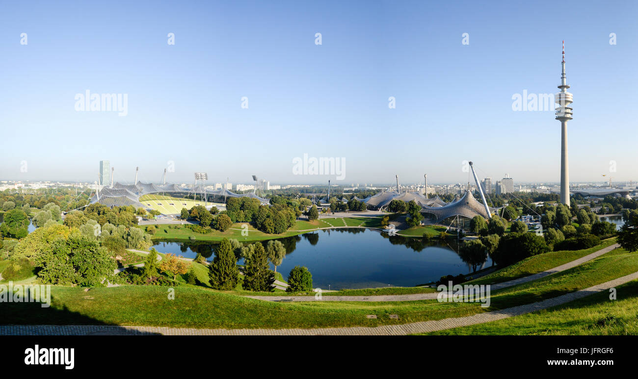 München, Deutschland - 13. September 2016: Panorama der Olympiapark mit Fernsehturm Stockfoto