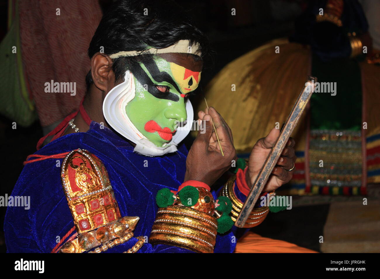 Kathakali Nachwuchskünstler immer seine Make-up gemacht in Kerala Stockfoto