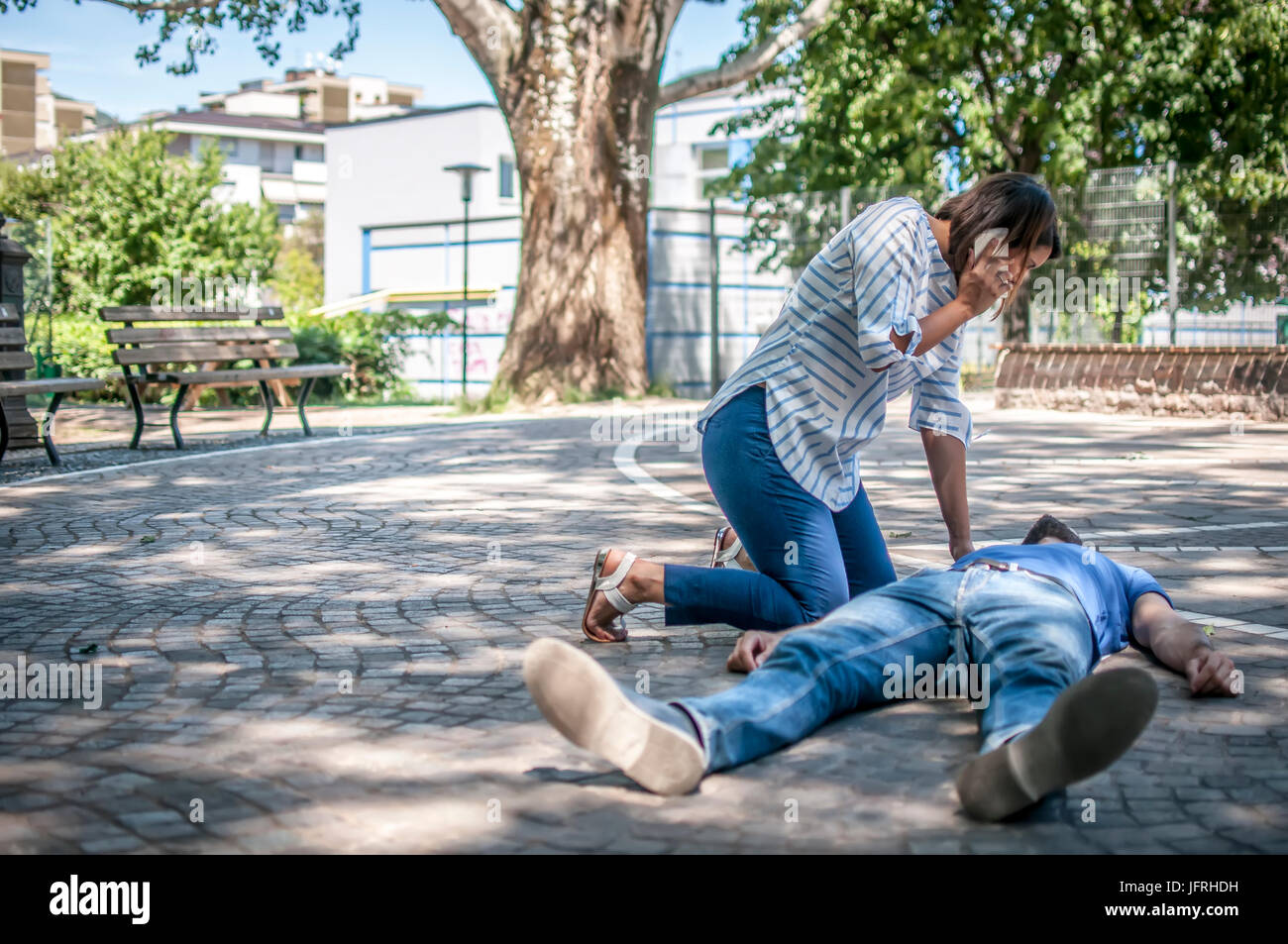 Mädchen-Notdienst anrufen, einen Kerl mit cpr zu unterstützen Stockfoto