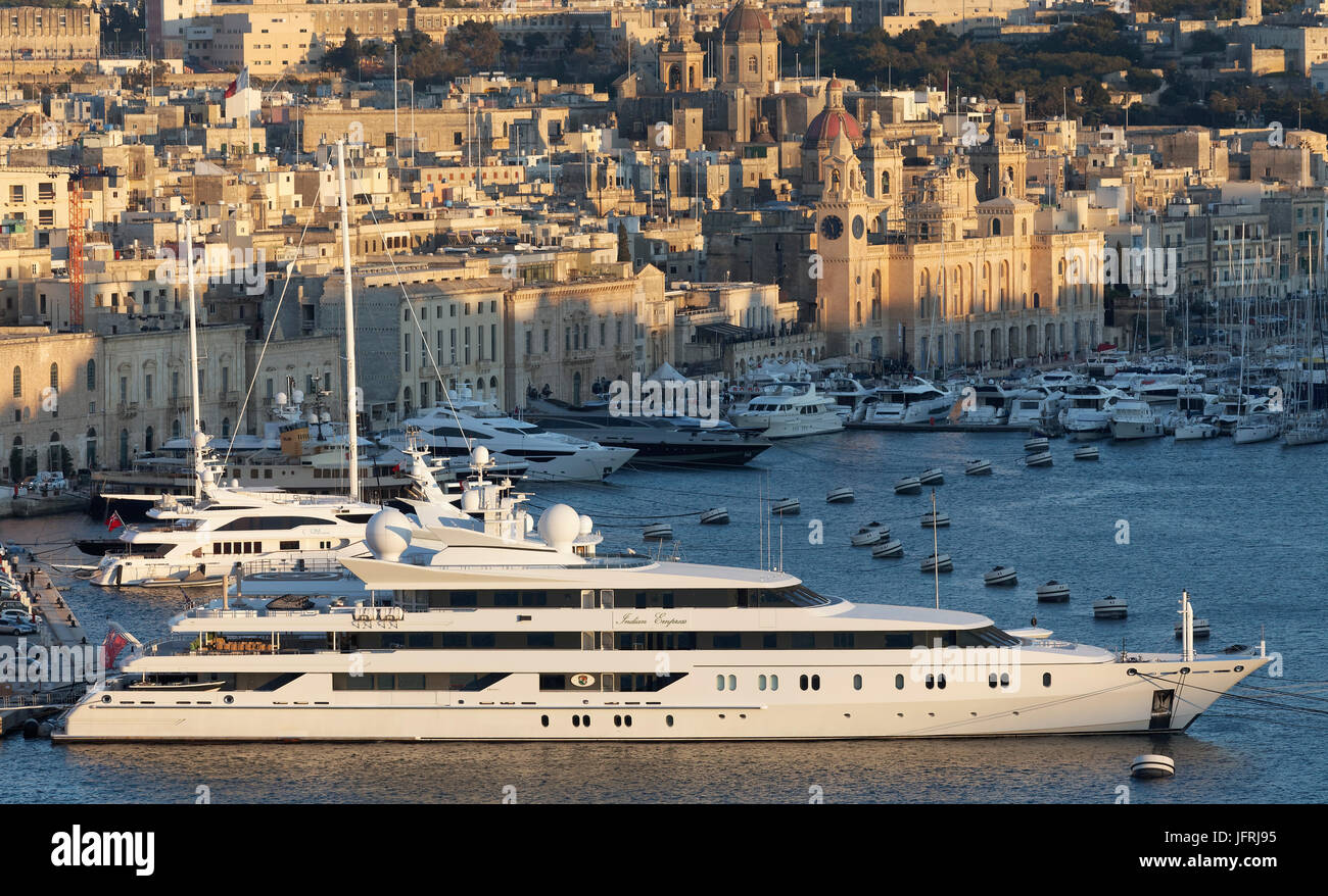 Stadtbild mit Marina Dockyard Creek, Luxus-Yacht, Indian Empress, Vittoriosa, Birgu, The Three Cities, Malta Stockfoto