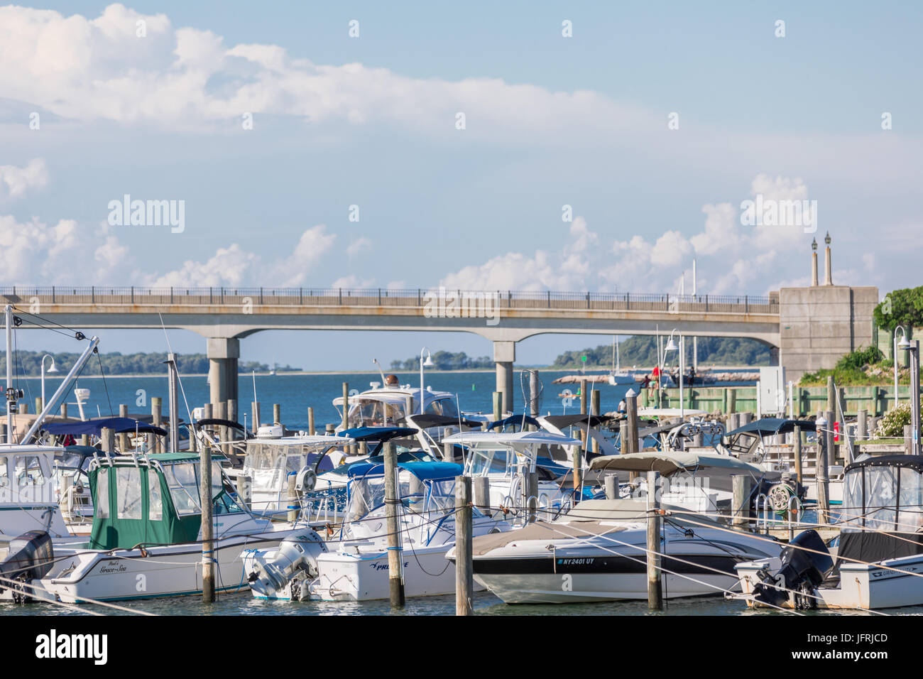 Blick auf Marina voller Boote und entfernte Brücke in Sag Harbor, New York Stockfoto