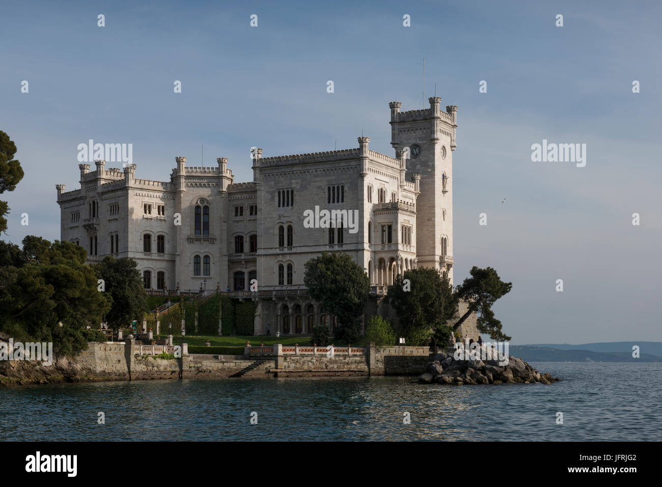 Schloss Miramare auf den Golf von Triest, von Carl Junker für den österreichischen Erzherzog Ferdinand Maximilian von 1856-1860 gebaut. Grignano, Triest, Italien Stockfoto