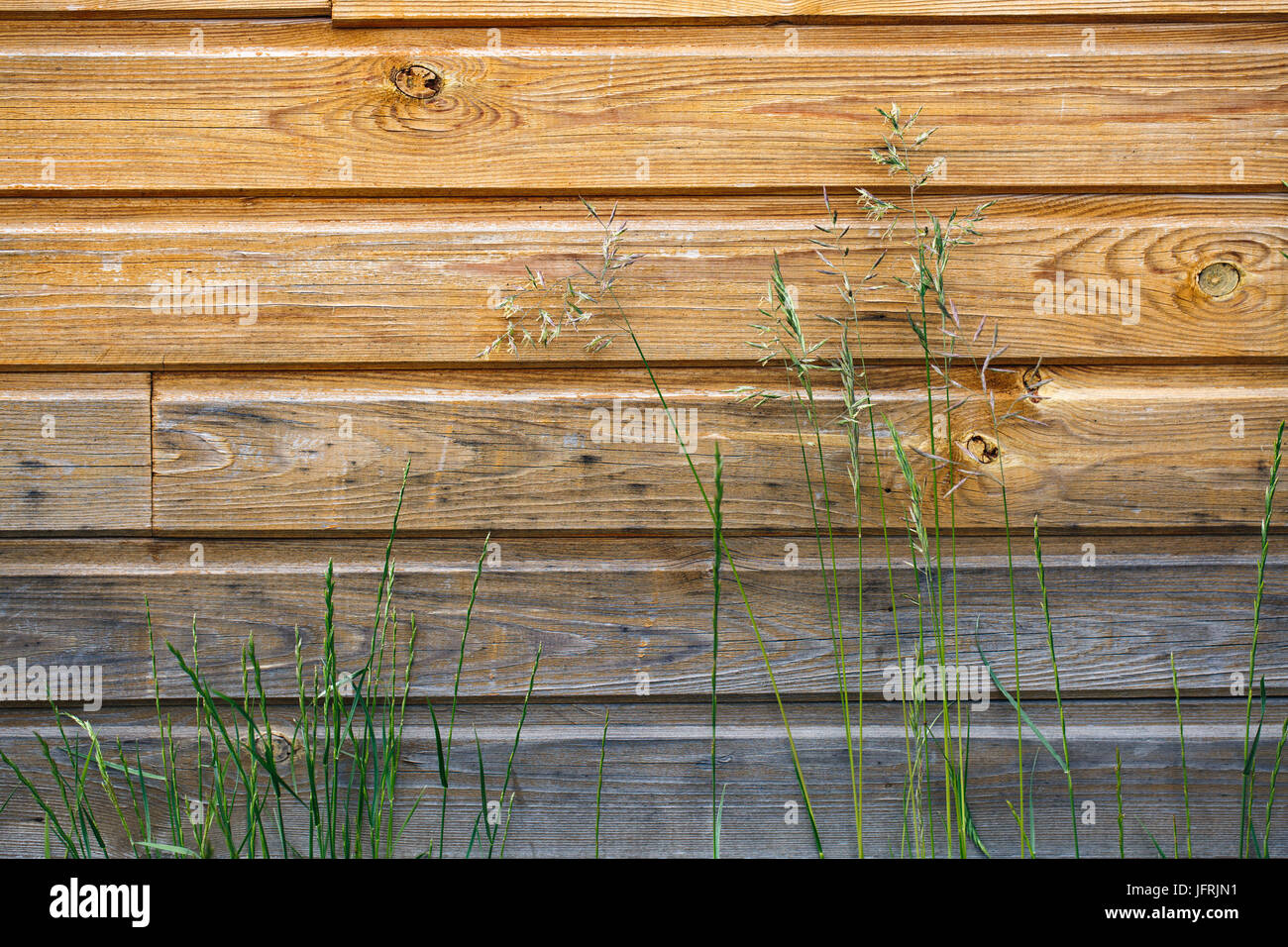 Fragment eines alten Holzhauses mit einem hervorstehenden Stock Stockfoto