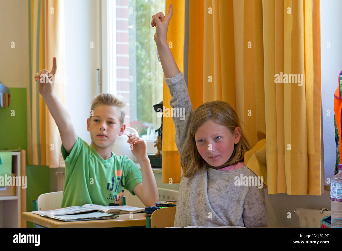 Schülerinnen und Schüler an der Grundschule Erziehung ihrer Hände Stockfoto