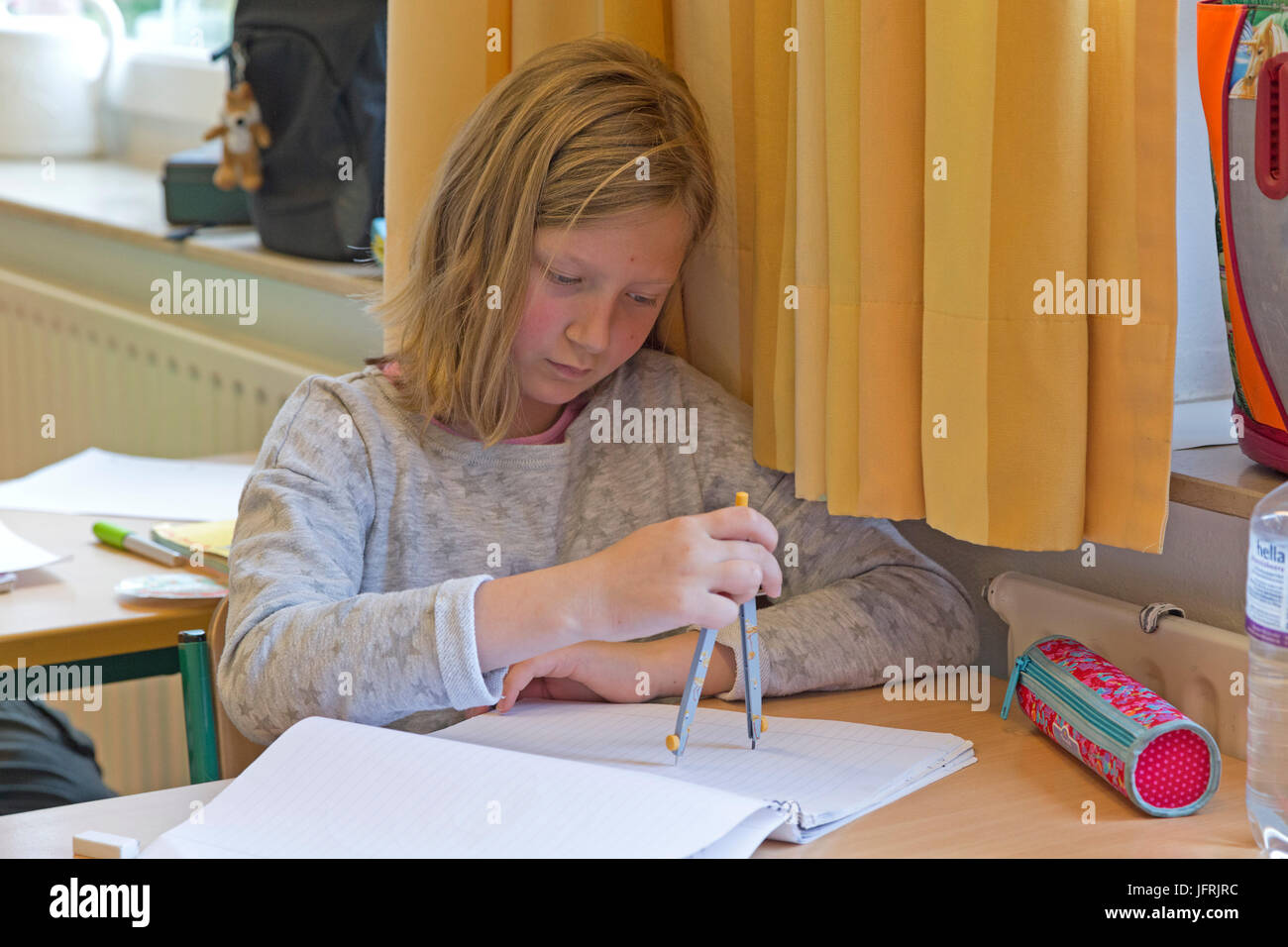 Grundschule Mädchen arbeiten mit ihrem Kompasse Stockfoto