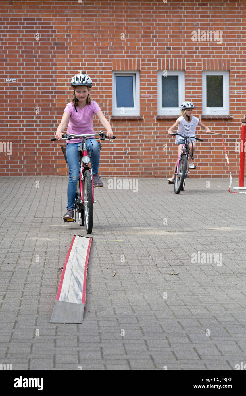 Grundschule Mädchen während Radfahren Lektion Stockfoto