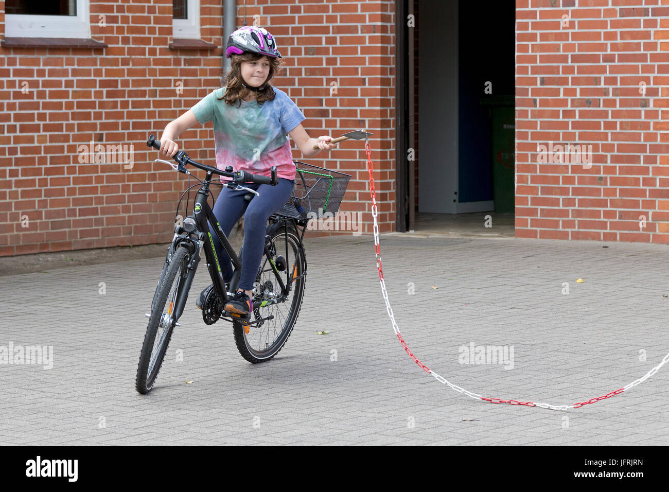 Grundschule Mädchen während Radfahren Lektion Stockfoto