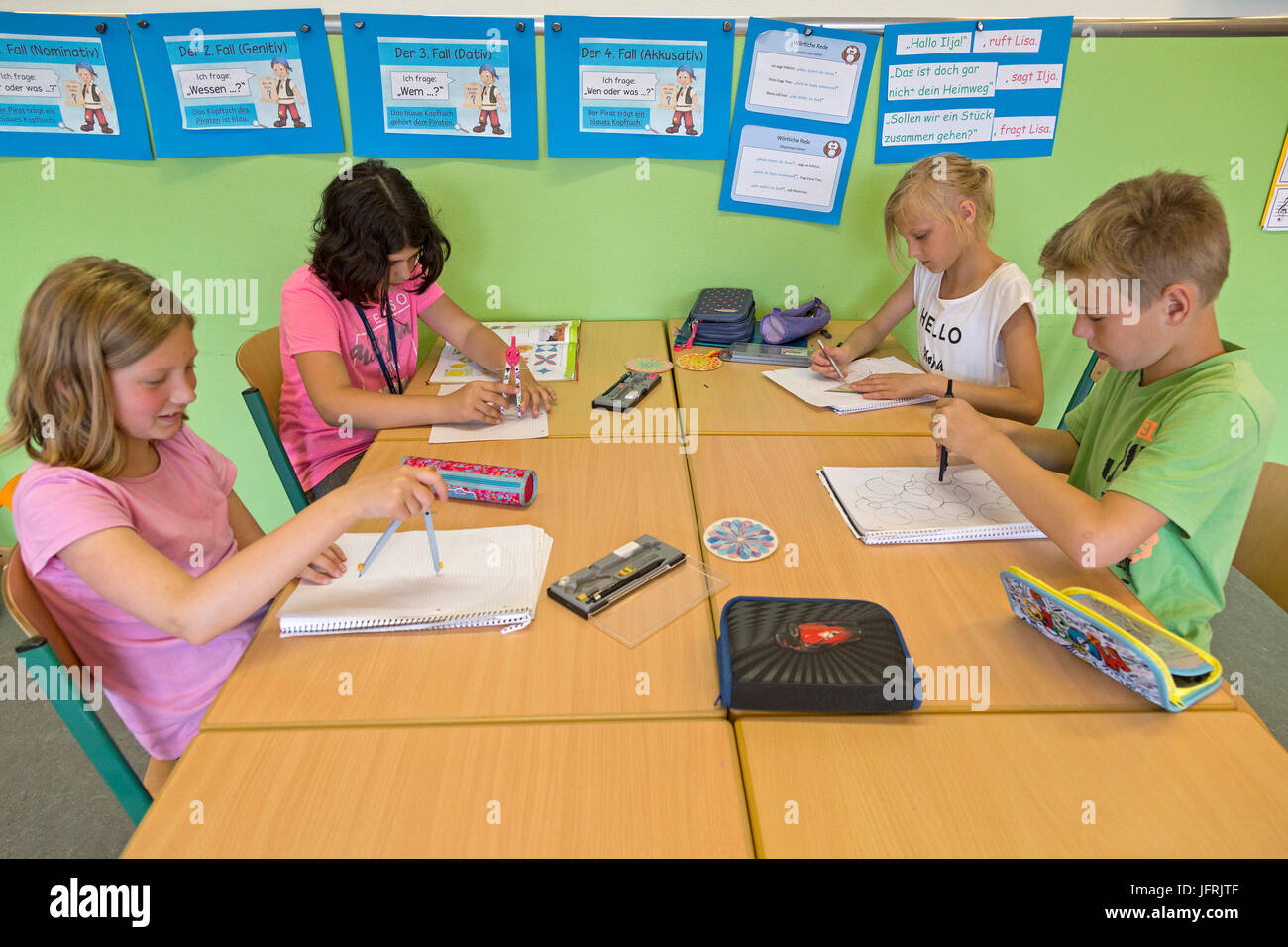 Schülerinnen und Schüler in der Grundschule, arbeiten mit ihren Kompasse Stockfoto