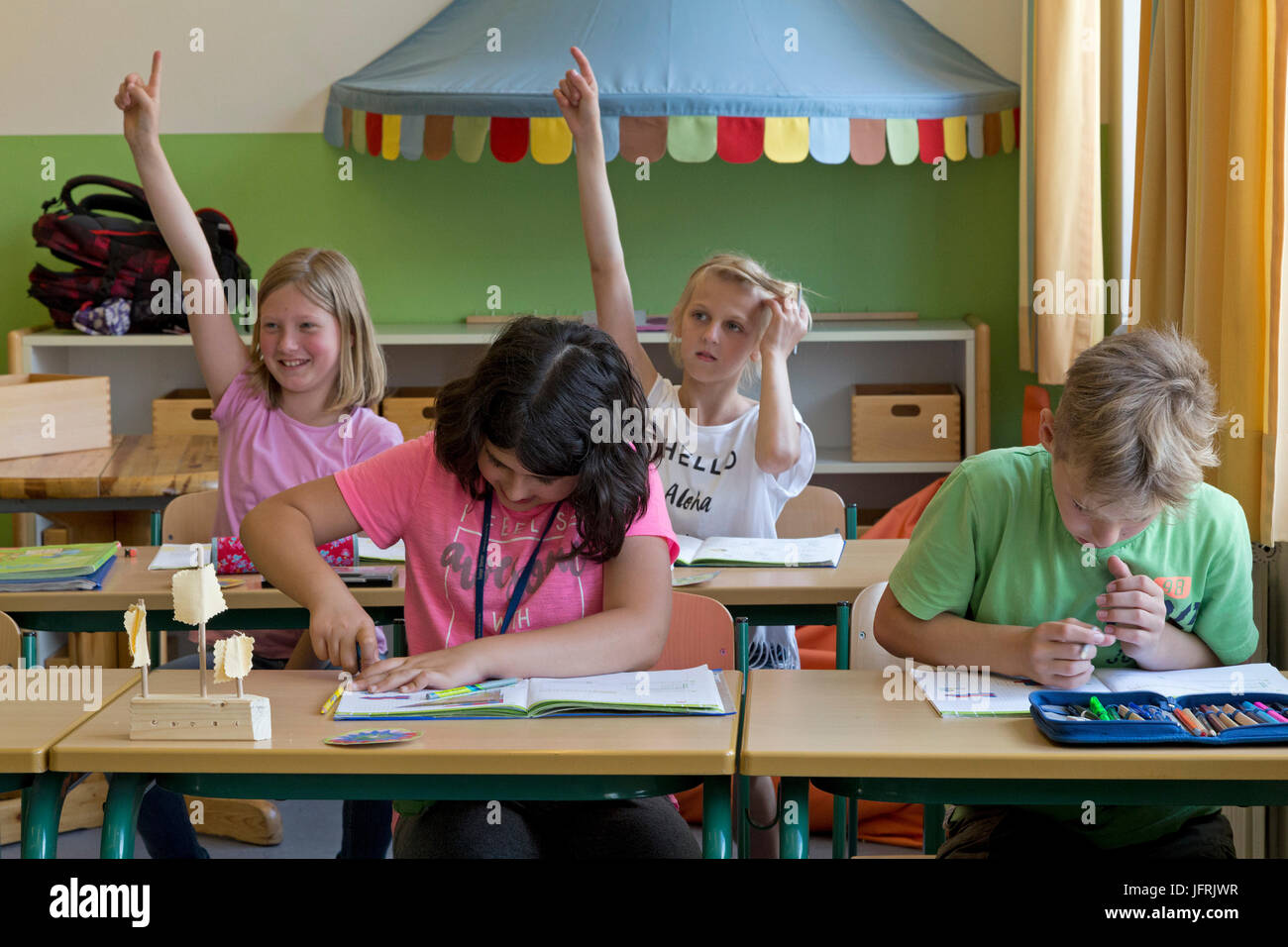 Schülerinnen und Schüler an der Grundschule Erziehung ihrer Hände Stockfoto