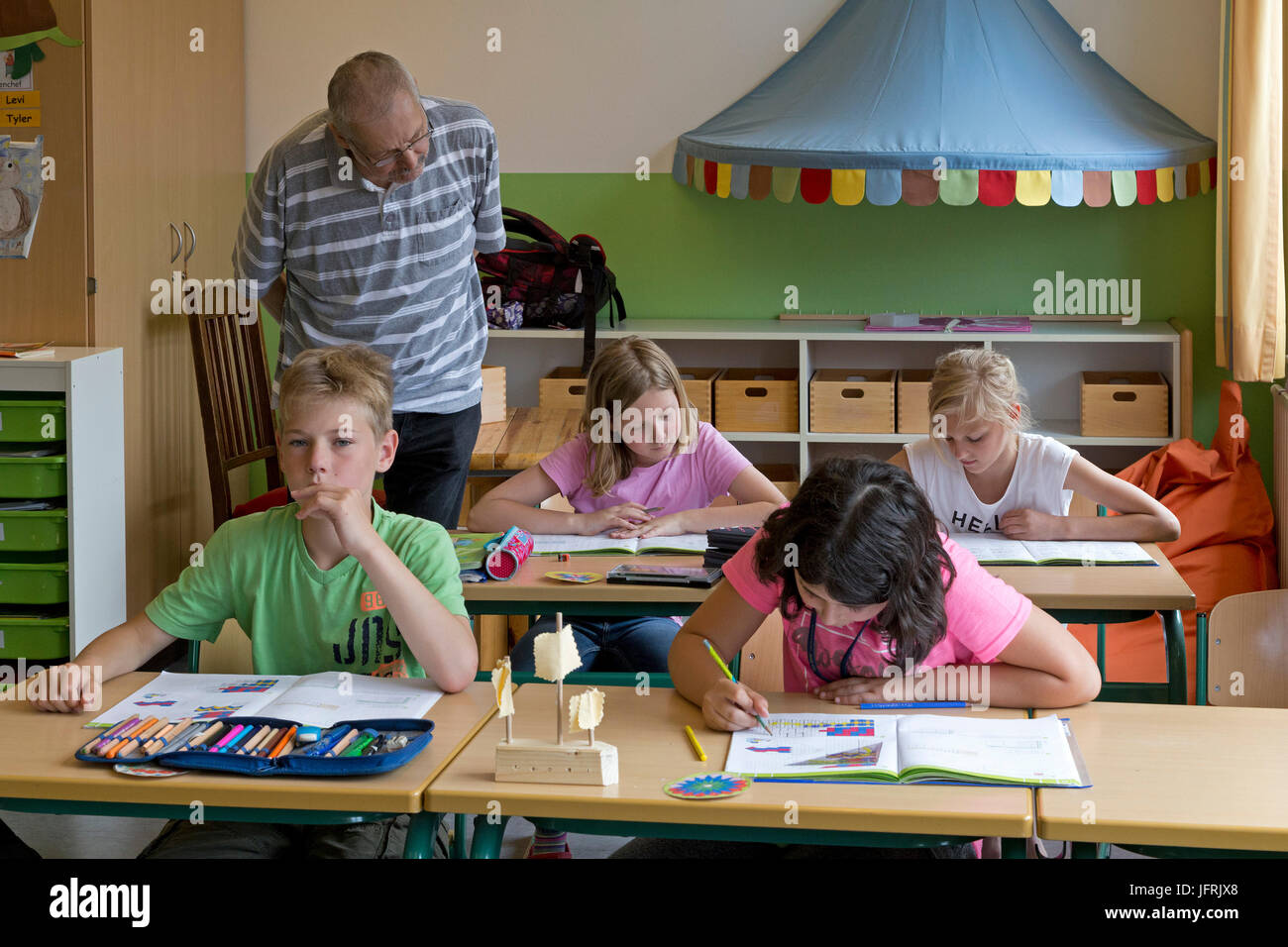 Schüler und Lehrer in der Grundschule Stockfoto