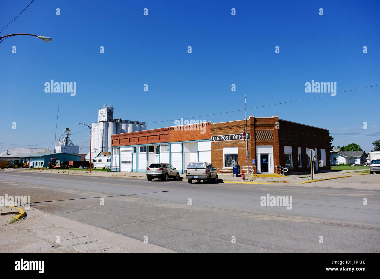 Post und andere Innenstadt von Gebäuden in der Farm Kensington, Kansas. Stockfoto