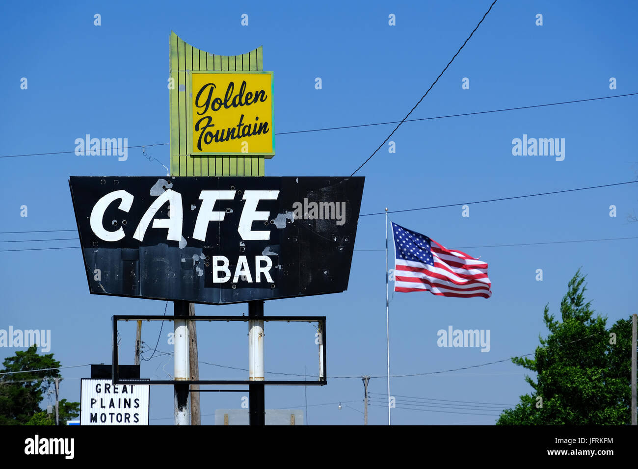 Vintage Werbeschild im ländlichen Kansas, USA am Straßenrand. Stockfoto