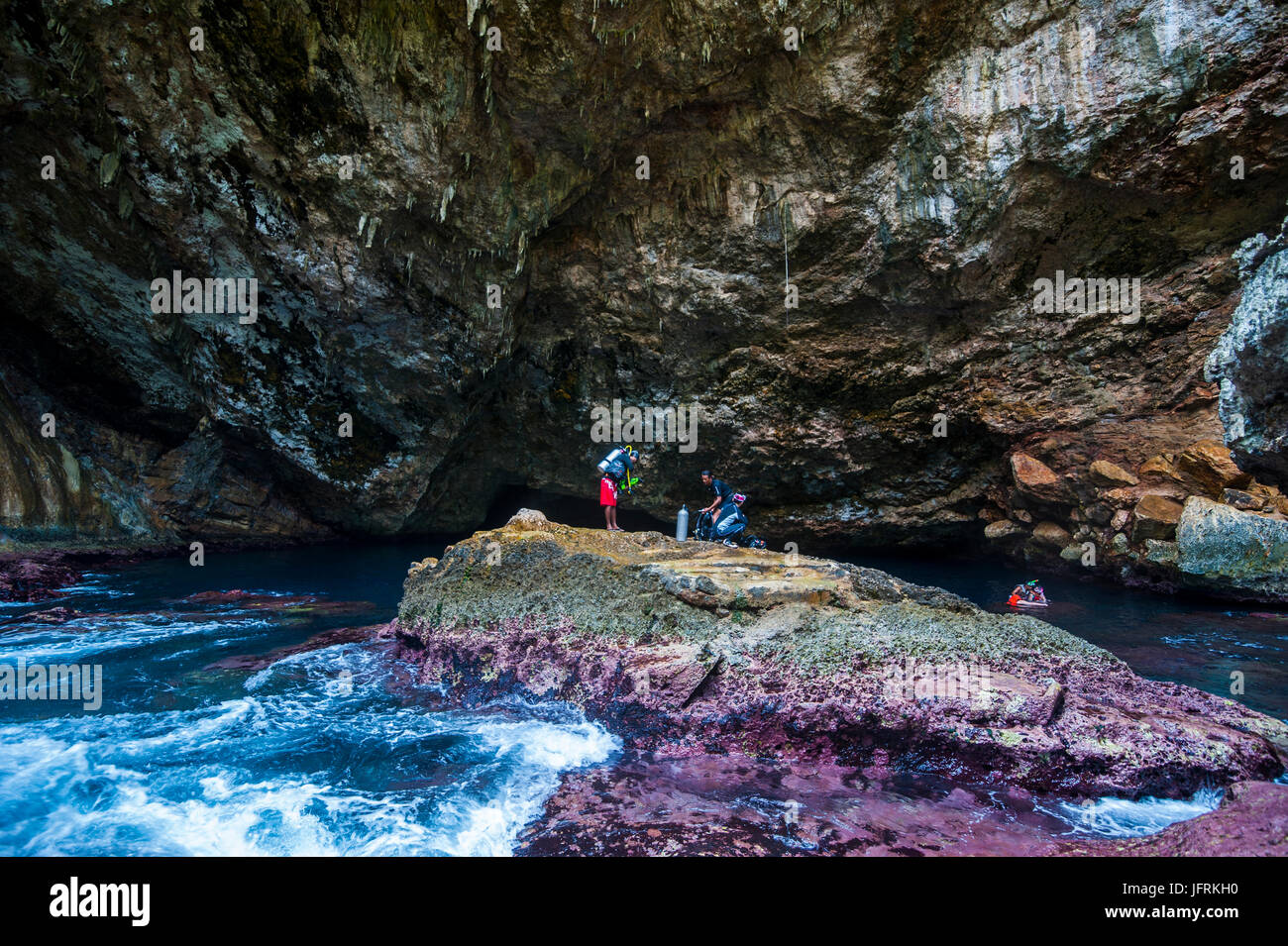 Taucher, die Vorbereitung auf ihren Tauchgang in der Grotte zusammengebrochen Höhle in Saipan, Nördliche Marianen, Central Pacific Stockfoto